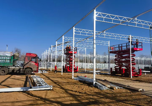 荷蘭模式玻璃溫室施工中，助力大棚建設(shè)新高度！